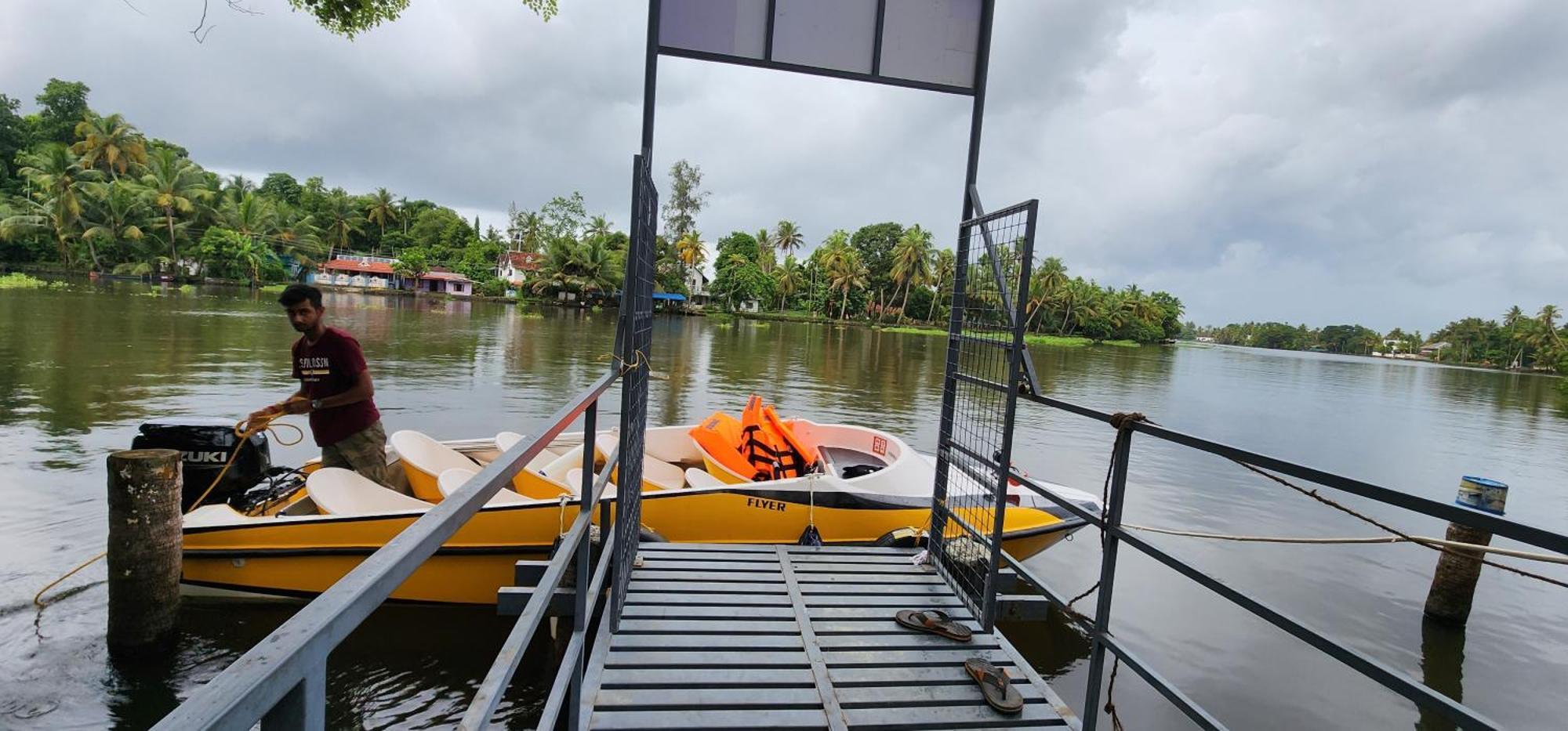 Punerjeni Homes Alappuzha Luaran gambar