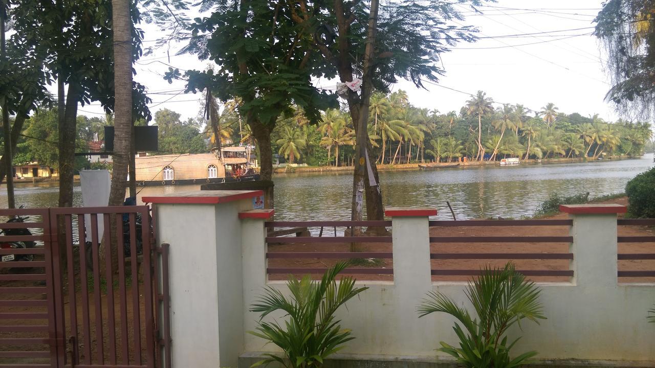 Punerjeni Homes Alappuzha Luaran gambar