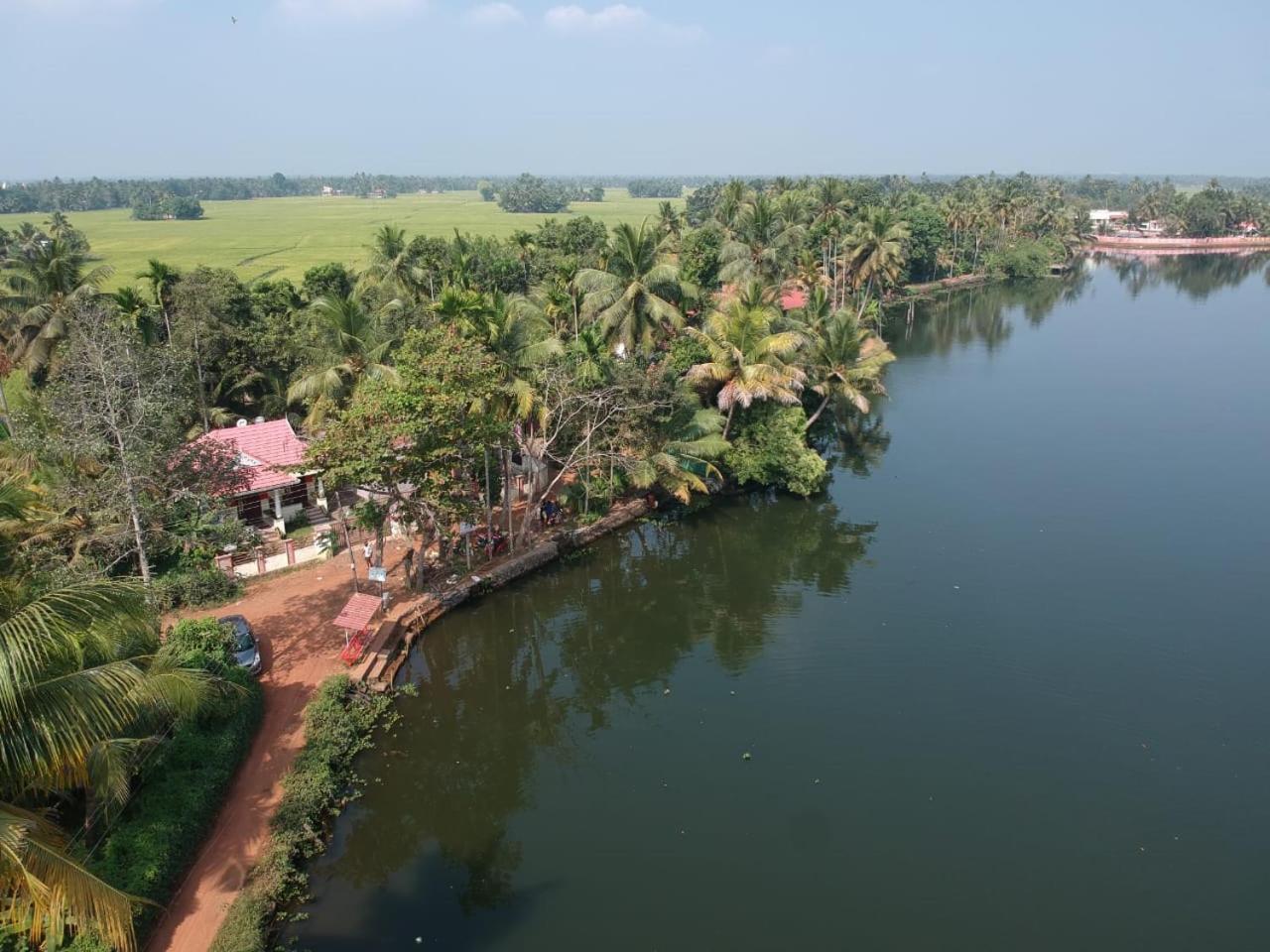 Punerjeni Homes Alappuzha Luaran gambar