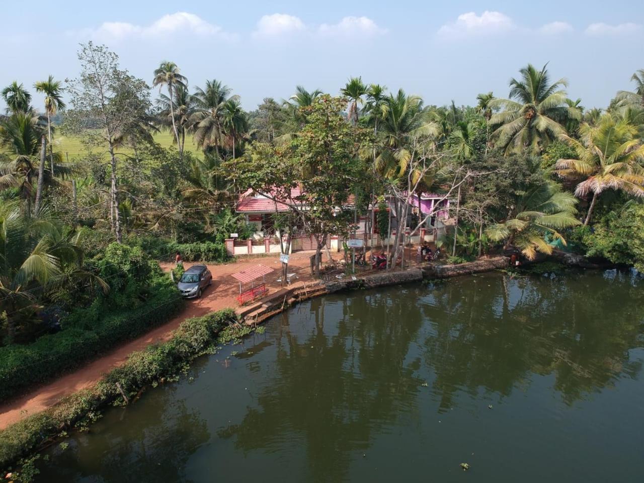 Punerjeni Homes Alappuzha Luaran gambar