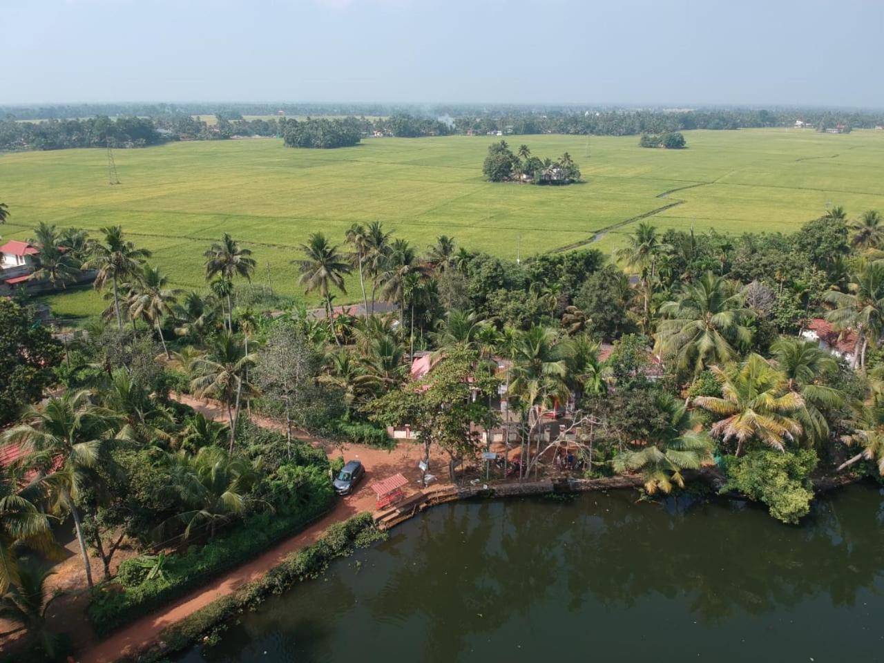 Punerjeni Homes Alappuzha Luaran gambar