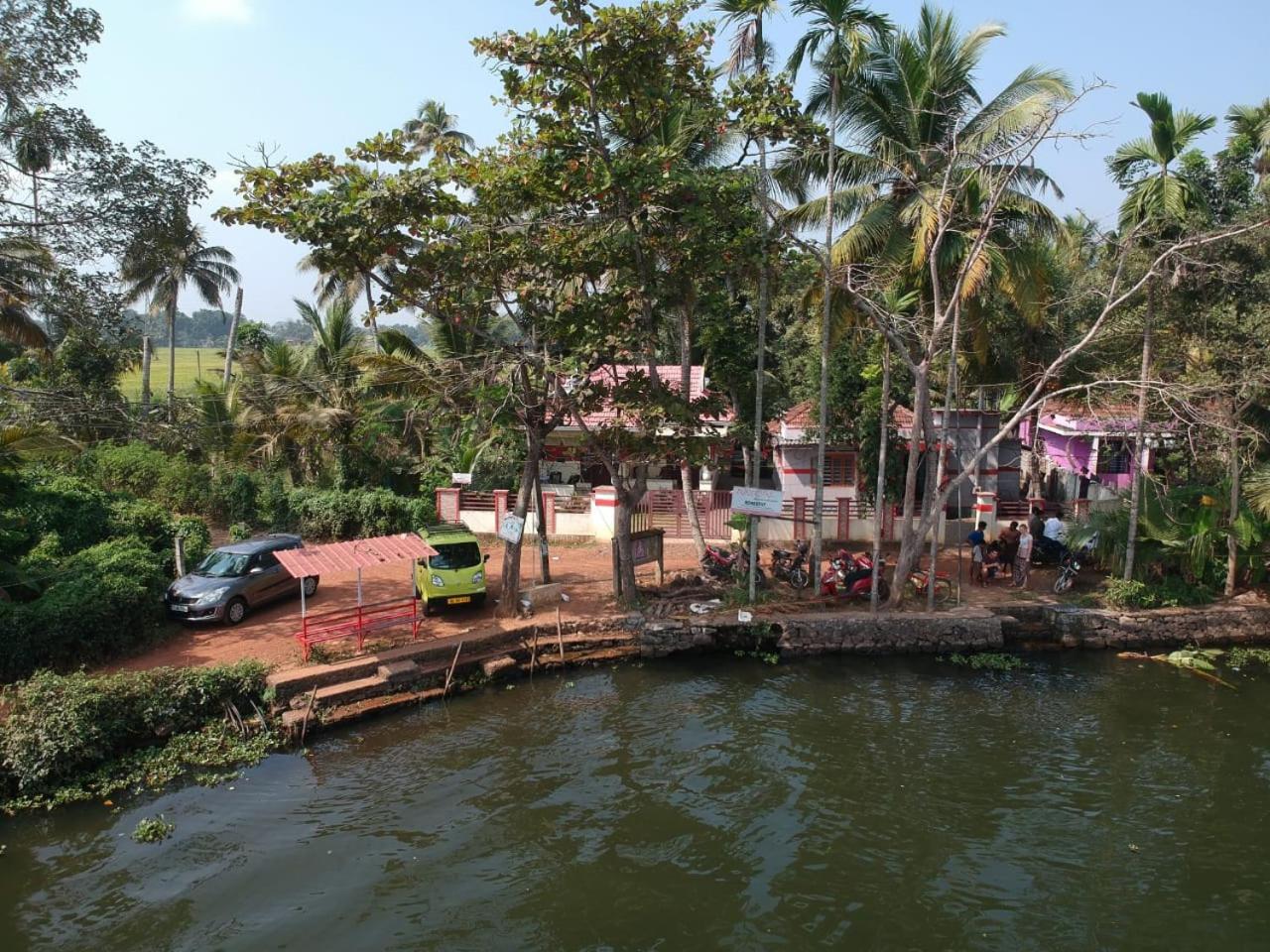 Punerjeni Homes Alappuzha Luaran gambar